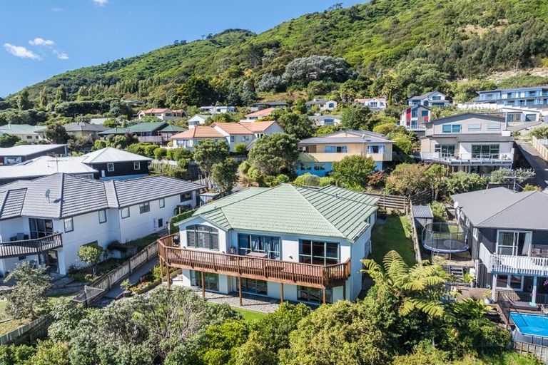 Photo of property in 56 Kakariki Grove, Waikanae, 5036