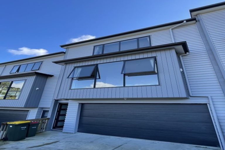 Photo of property in 2/4 Mcquoid Place, Glenfield, Auckland, 0629