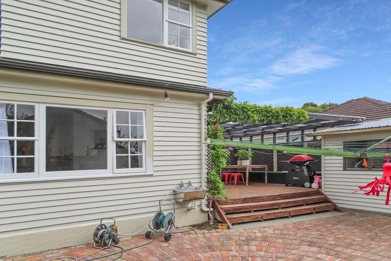 Photo of property in 43 Saint Ronans Avenue, Waterloo, Lower Hutt, 5011