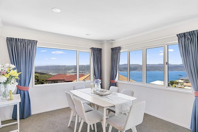 Photo of property in 5 Tamworth Crescent, Newlands, Wellington, 6037