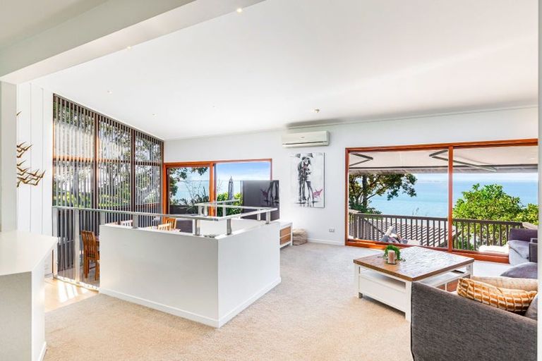 Photo of property in 2 Okewa Road, Titirangi, Auckland, 0604