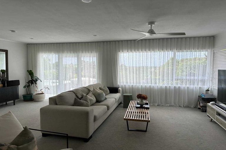 Photo of property in 33 Agincourt Street, Glenfield, Auckland, 0629