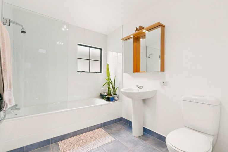 Photo of property in 16a Hobson Street, Thorndon, Wellington, 6011