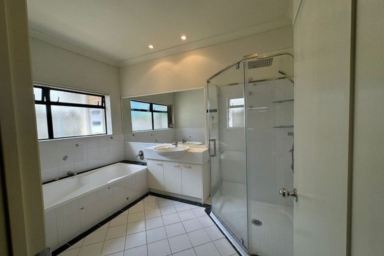 Photo of property in 1 Capistrano Mews, Goodwood Heights, Auckland, 2105
