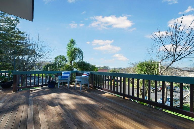 Photo of property in 28 Manhattan Heights, Glendene, Auckland, 0602