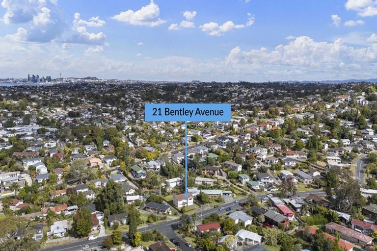 Photo of property in 21 Bentley Avenue, Glenfield, Auckland, 0629
