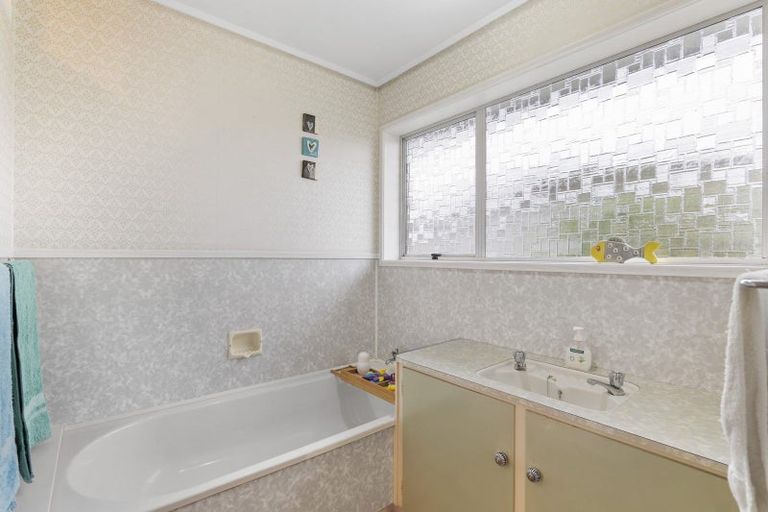 Photo of property in 15d Saint Ives Grove, Whalers Gate, New Plymouth, 4310