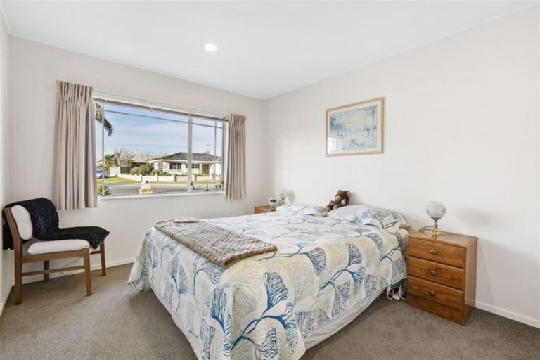 Photo of property in 156 Lakeside Drive, Orewa, 0931