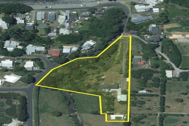 Photo of property in 18 Onaero Beach Road, Onaero, Waitara, 4383