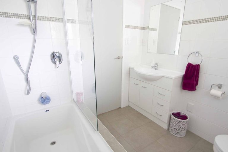 Photo of property in 1/127 Atkinson Road, Titirangi, Auckland, 0604