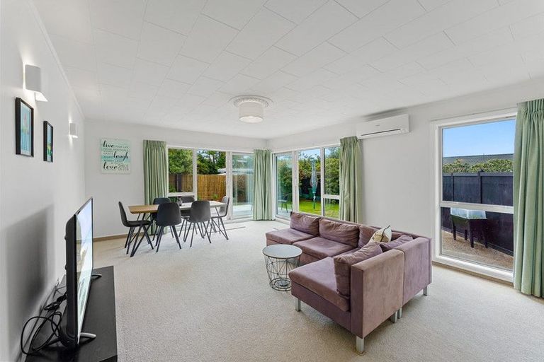 Photo of property in 17 Rewarewa Crescent, Waikanae, 5036