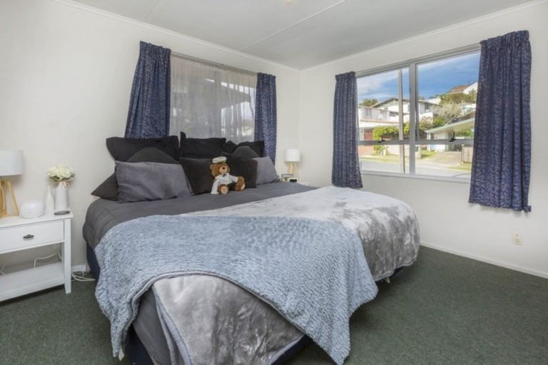 Photo of property in 17 Greenwich Grove, Stokes Valley, Lower Hutt, 5019