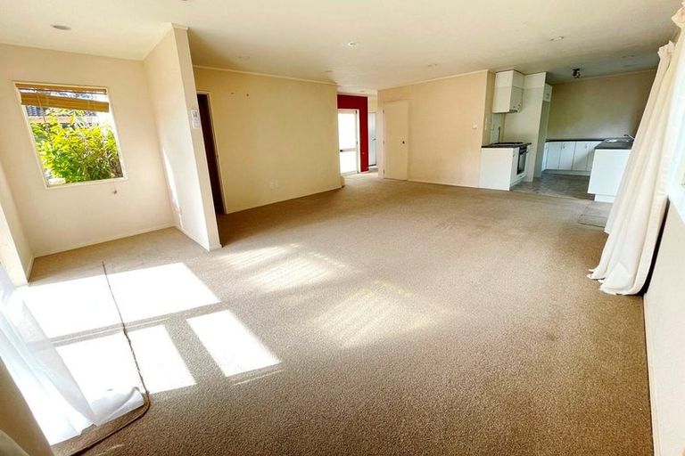 Photo of property in 10 Granville Drive, Massey, Auckland, 0614