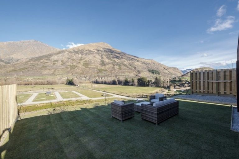 Photo of property in 22 Huxley Place, Lake Hayes, Queenstown, 9304