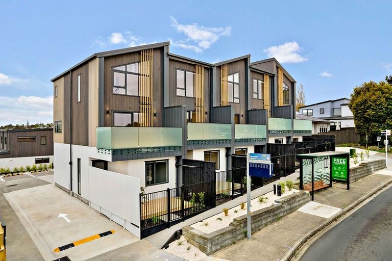 Photo of property in 3/506 Glenfield Road, Bayview, Auckland, 0629