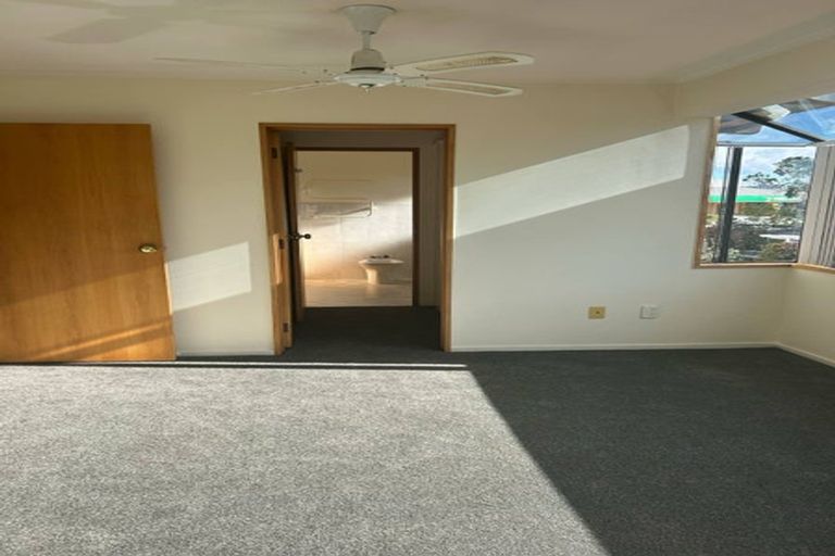 Photo of property in 1/979 Beach Road, Torbay, Auckland, 0630