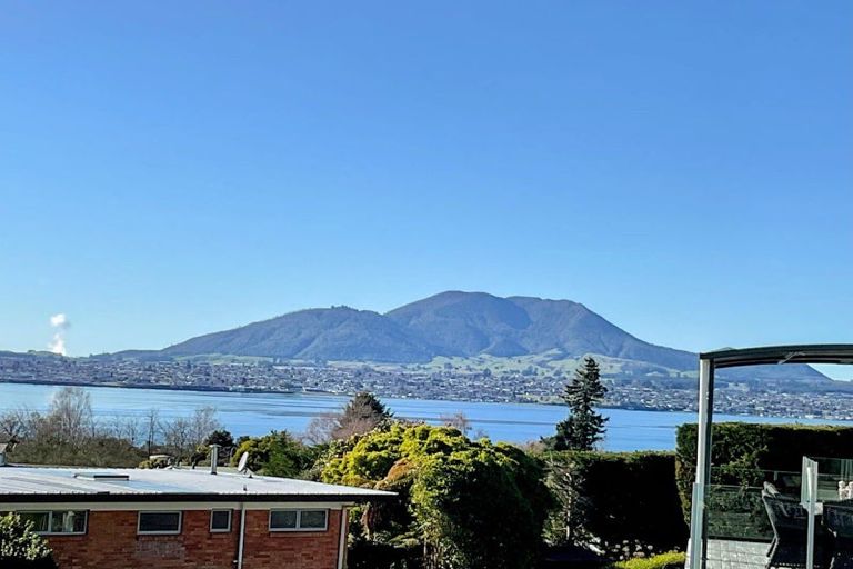 Photo of property in 11 Earle Place, Acacia Bay, Taupo, 3330