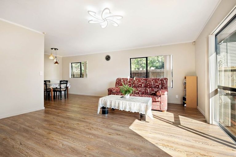 Photo of property in 2/8 Locket Road, Glenfield, Auckland, 0629