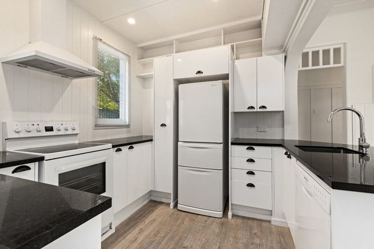 Photo of property in 16 Hammond Road, Taradale, Napier, 4112