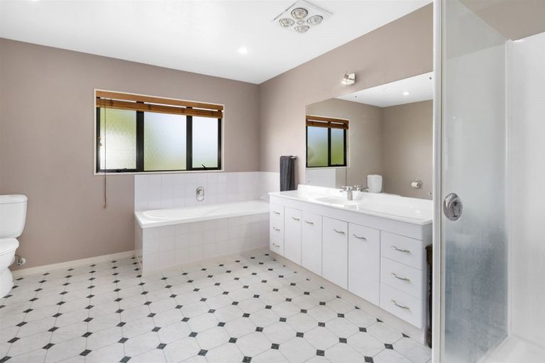 Photo of property in 30 Lanyon Place, Whitby, Porirua, 5024