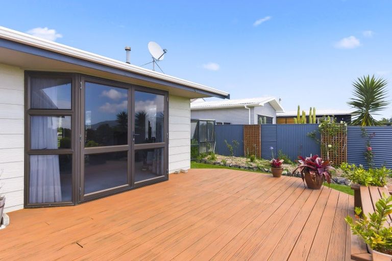 Photo of property in 2 Sunset Terrace, Waikanae Beach, Waikanae, 5036