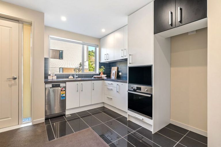 Photo of property in 9/8 Thatcher Crescent, Crofton Downs, Wellington, 6035