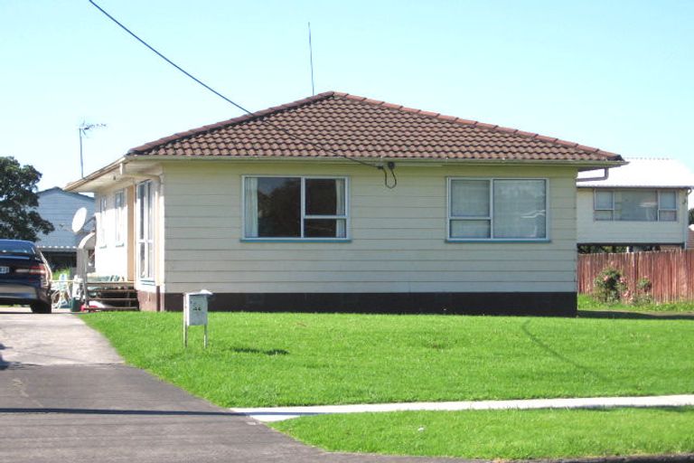 Photo of property in 44 Beach Road, Te Atatu Peninsula, Auckland, 0610