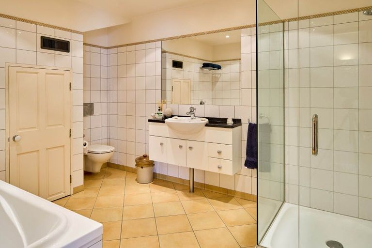 Photo of property in 76 The Crescent, Roseneath, Wellington, 6011