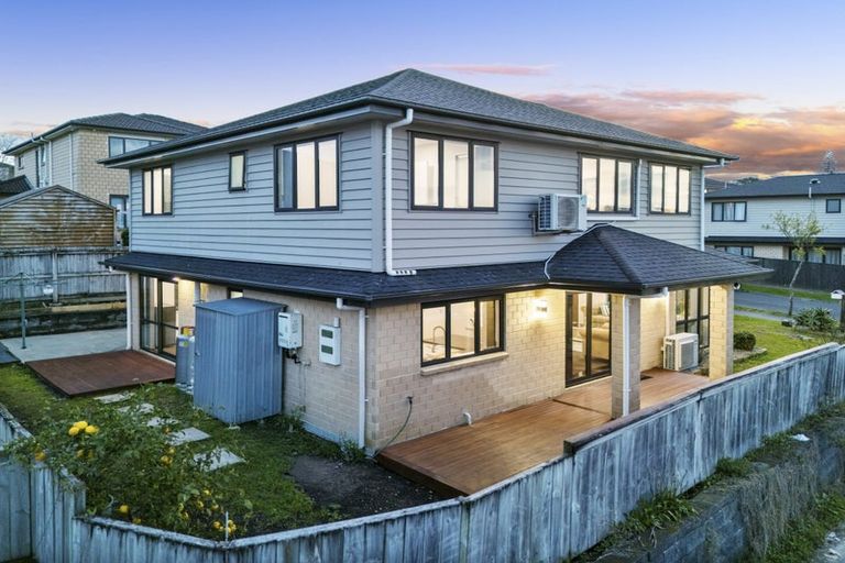 Photo of property in 22 Millcroft Lane, Ranui, Auckland, 0612