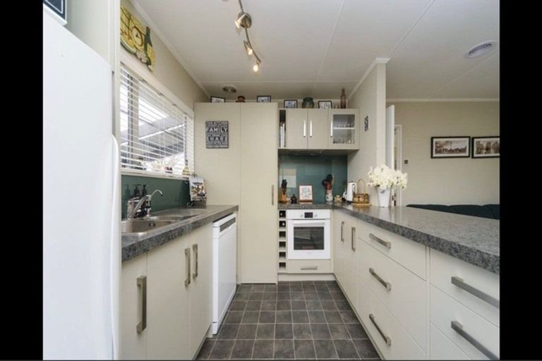 Photo of property in 35 Peter Hall Drive, Kelvin Grove, Palmerston North, 4414