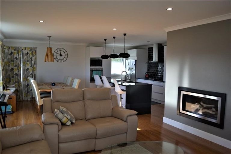 Photo of property in 11 Madeira Close, Whitby, Porirua, 5024