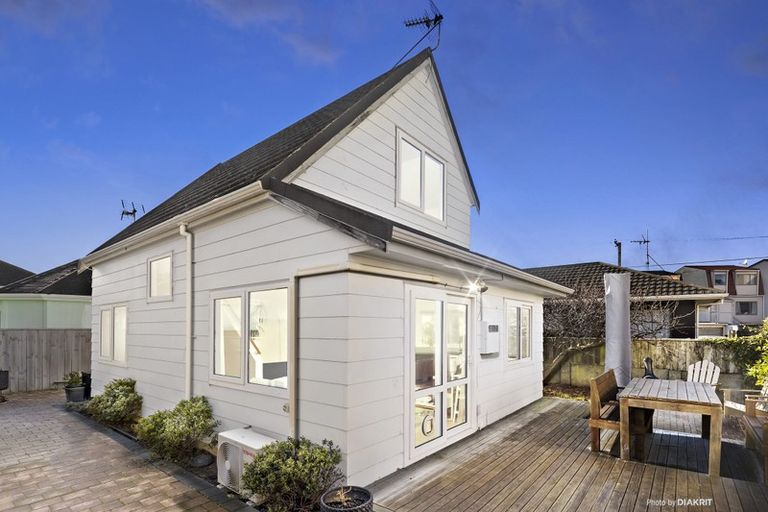 Photo of property in 6 Rua Street, Lyall Bay, Wellington, 6022