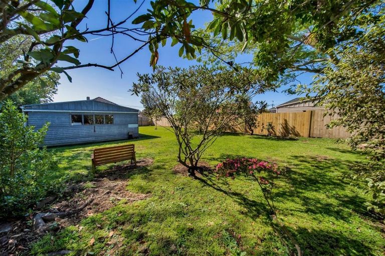 Photo of property in 1 Robbins Crescent, Hawera, 4610
