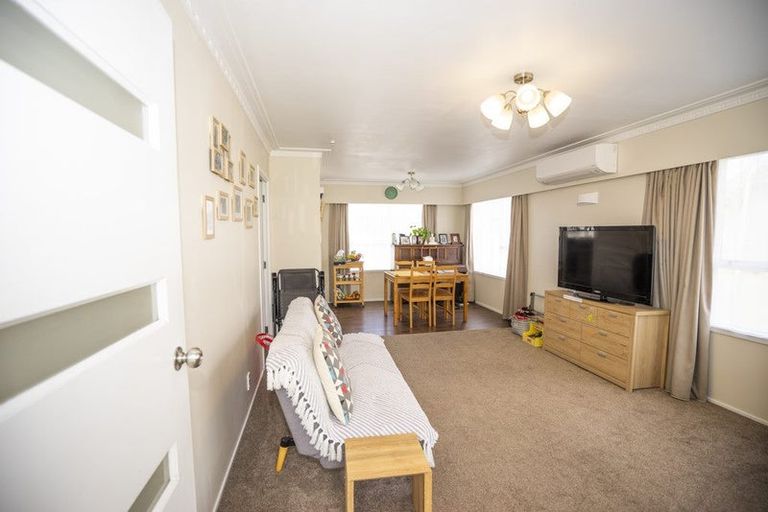 Photo of property in 1/32 Weldene Avenue, Glenfield, Auckland, 0629