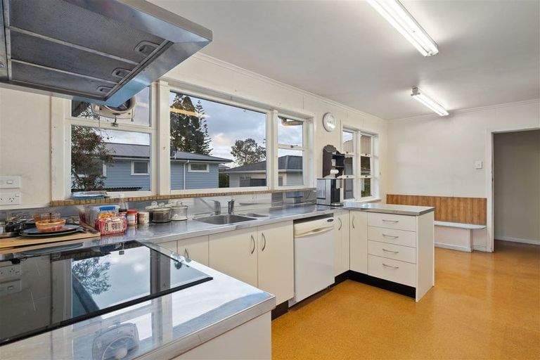 Photo of property in 20 Renata Crescent, Te Atatu Peninsula, Auckland, 0610