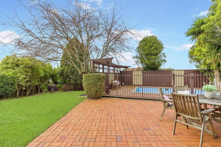 Photo of property in 18 Leewood Place, Pakuranga Heights, Auckland, 2010