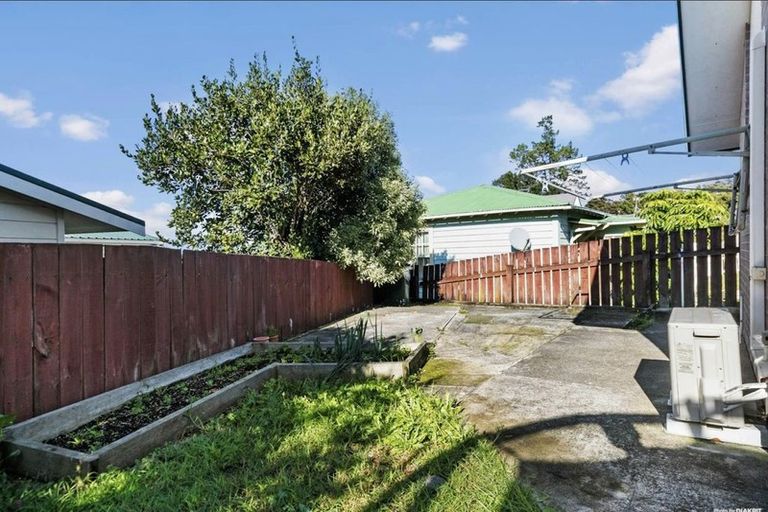 Photo of property in 143 Colwill Road, Massey, Auckland, 0614