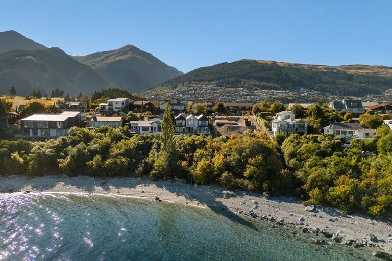 Photo of property in 66 Cedar Drive, Kelvin Heights, Queenstown, 9300