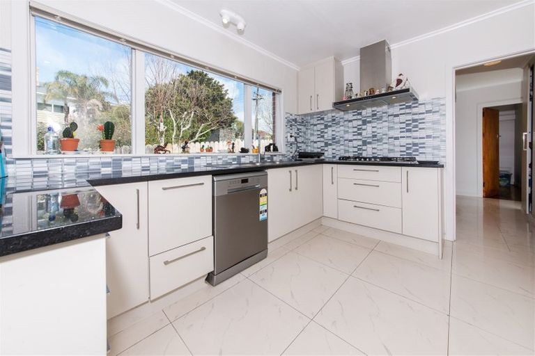 Photo of property in 52 Pleasant Road, Glen Eden, Auckland, 0602