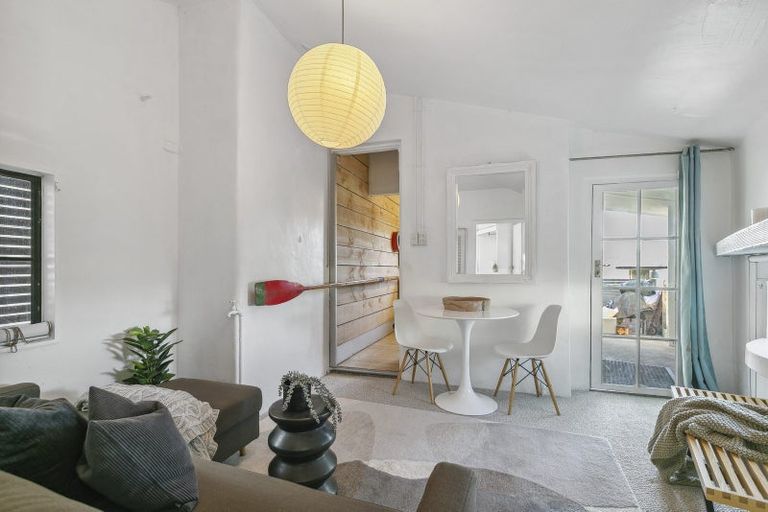 Photo of property in 281 Queens Drive, Lyall Bay, Wellington, 6022