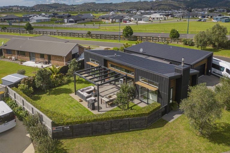 Photo of property in 2 Romeo Place, Whitianga, 3510