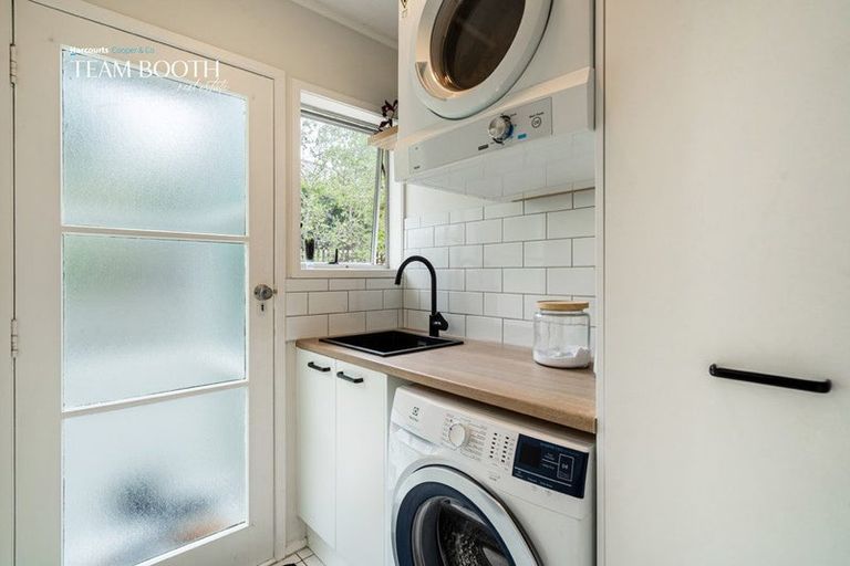 Photo of property in 3a/2 Kirrie Avenue, Te Atatu South, Auckland, 0610
