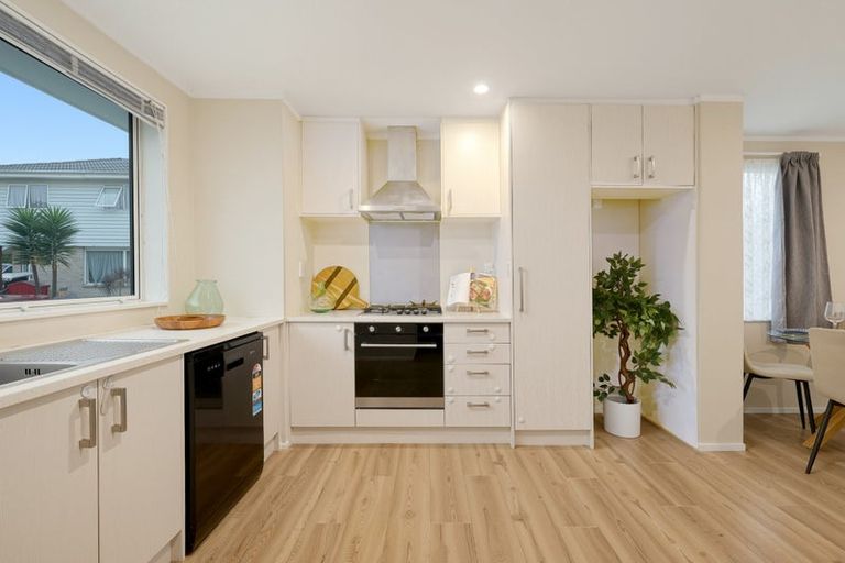 Photo of property in 11 Manatu Lane, Kelston, Auckland, 0602