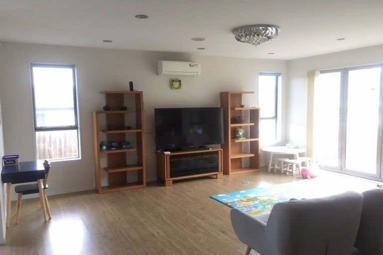 Photo of property in 235b Great North Road, Henderson, Auckland, 0612