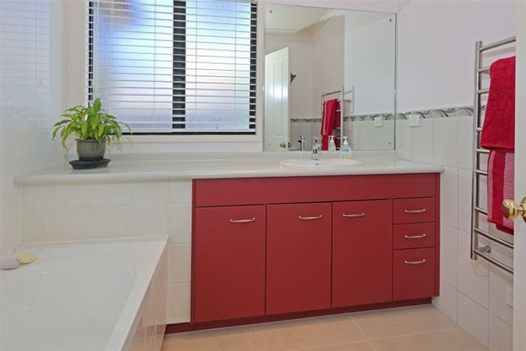 Photo of property in 3 Pippen Court, Henderson, Auckland, 0612