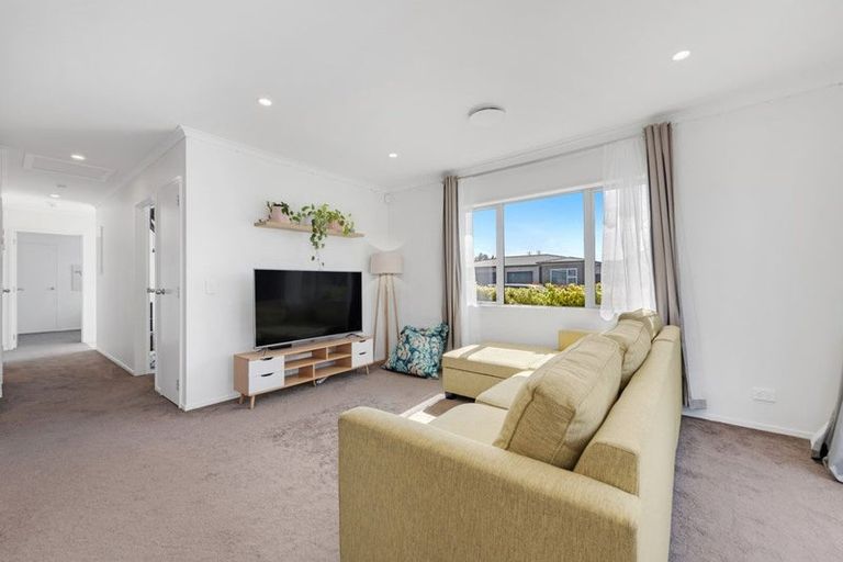 Photo of property in 9 Whareatua Avenue, Takanini, 2112