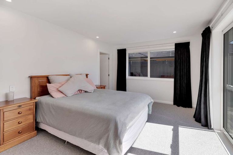 Photo of property in 1 Corsica Court, Fitzherbert, Palmerston North, 4410