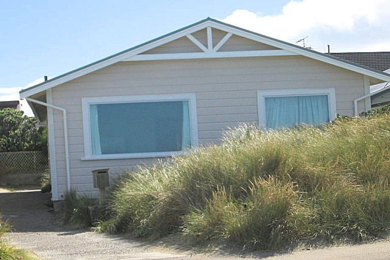 Photo of property in 54 Lyall Parade, Lyall Bay, Wellington, 6022