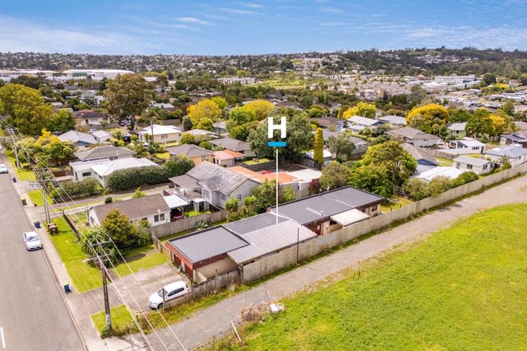 Photo of property in 130a Bruce Mclaren Road, Henderson, Auckland, 0612