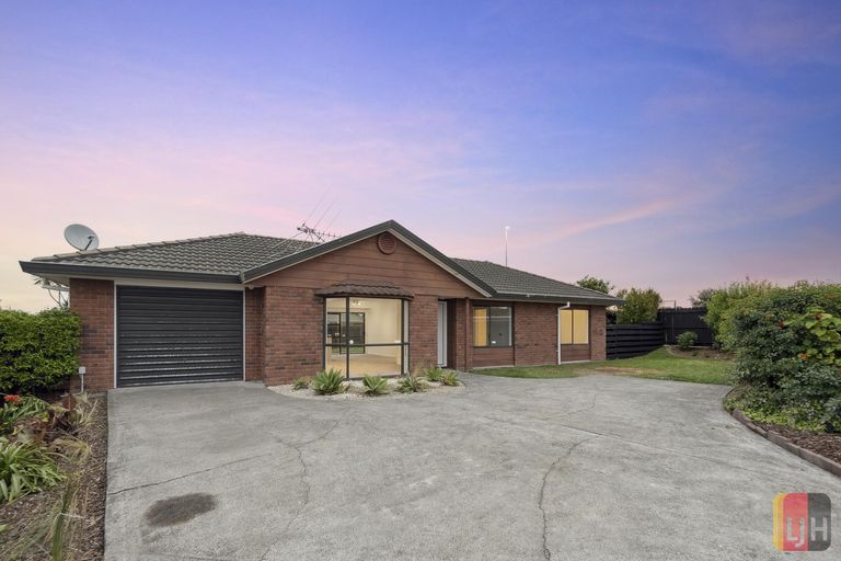 Photo of property in 18 Randwick Place, Randwick Park, Auckland, 2105